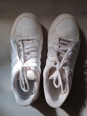 White Nike Sneakers – Clean & Comfortable